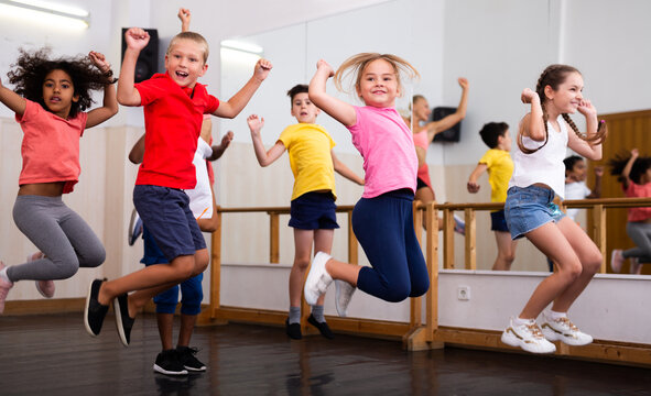 niños saltando en clase de baile